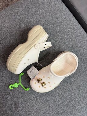 NWT Classic Stacked Clog Chalk with 2 FREE JIBBITZ Sz W6